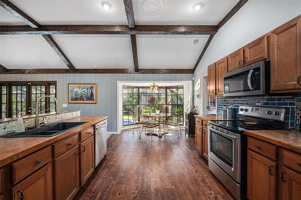 Activo con contrato: $519,900 (4 camas, 2 baños, 2300 Pies cuadrados)