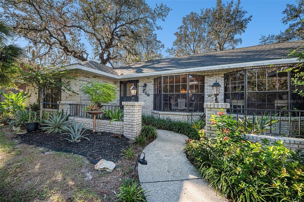 Activo con contrato: $519,900 (4 camas, 2 baños, 2300 Pies cuadrados)