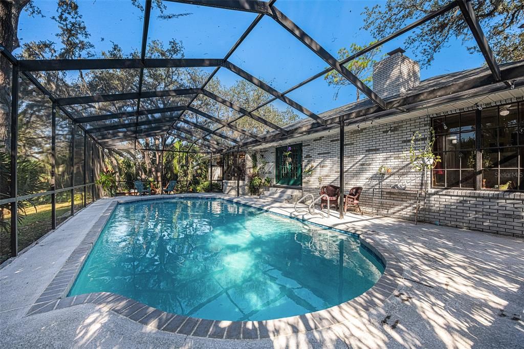 Activo con contrato: $519,900 (4 camas, 2 baños, 2300 Pies cuadrados)