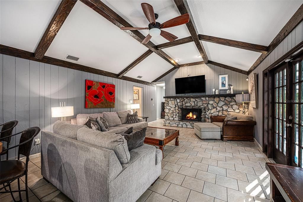 Activo con contrato: $519,900 (4 camas, 2 baños, 2300 Pies cuadrados)