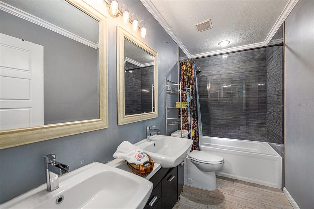 Activo con contrato: $519,900 (4 camas, 2 baños, 2300 Pies cuadrados)