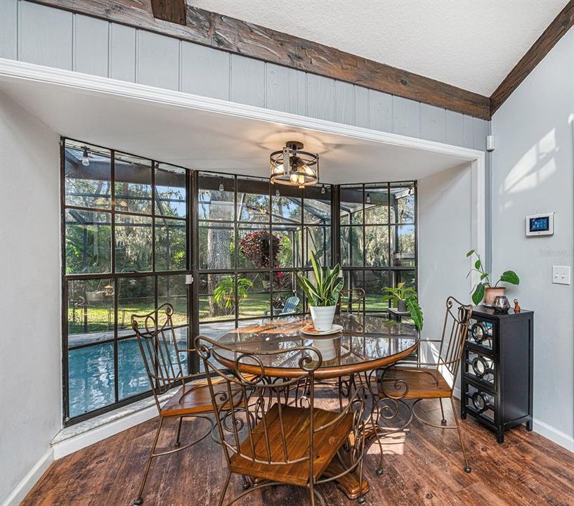 Activo con contrato: $519,900 (4 camas, 2 baños, 2300 Pies cuadrados)