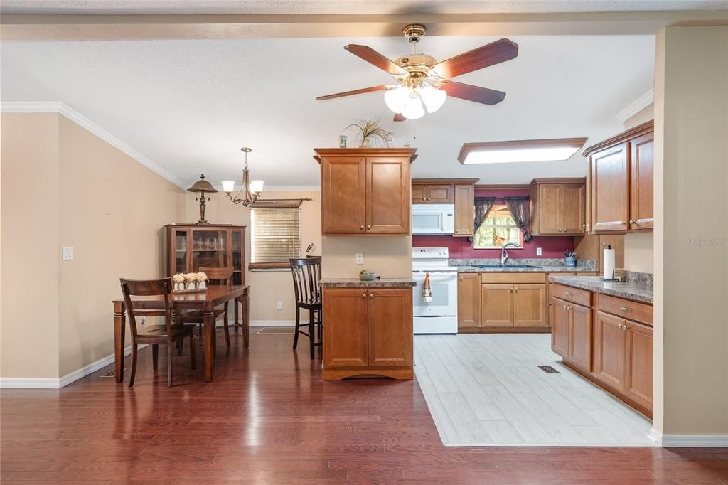 На продажу: $275,000 (3 спален, 2 ванн, 1248 Квадратных фут)