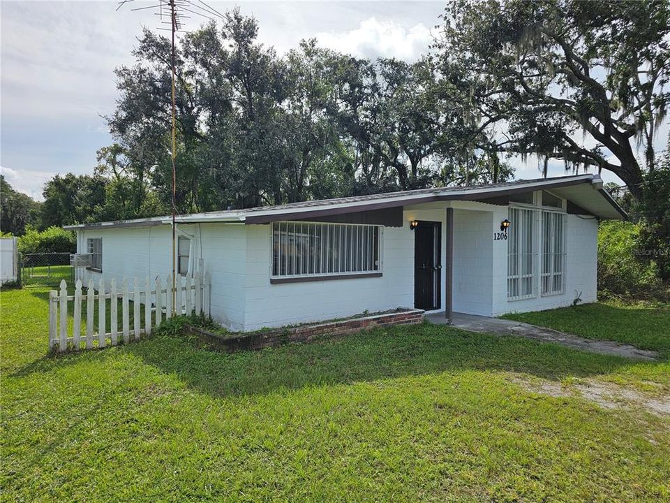 合同活跃: $1,470 (4 贝兹, 1 浴室, 1893 平方英尺)