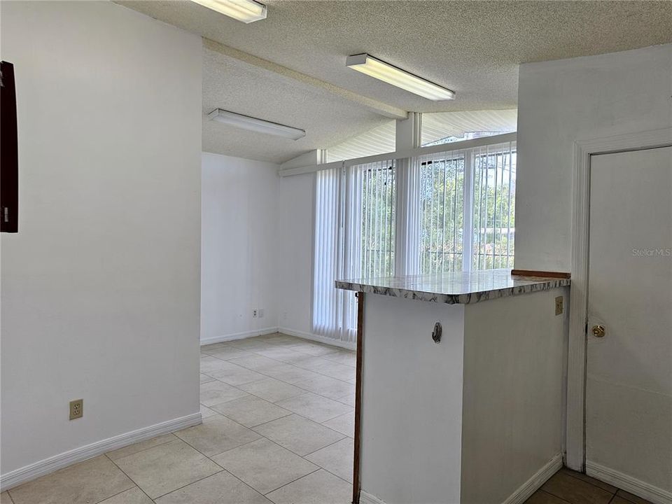 合同活跃: $1,470 (4 贝兹, 1 浴室, 1893 平方英尺)