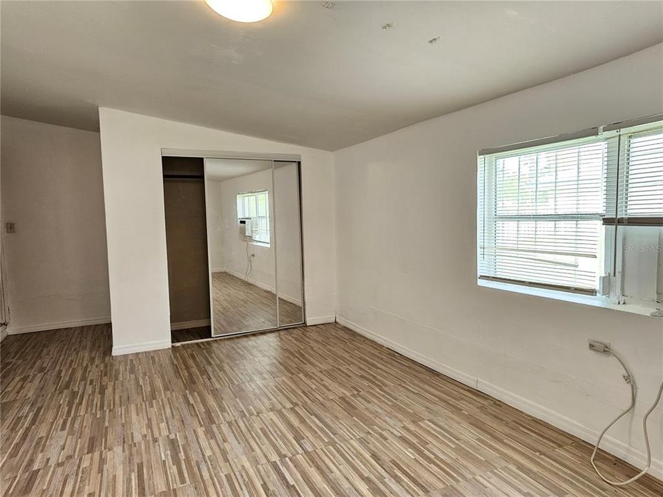 合同活跃: $1,470 (4 贝兹, 1 浴室, 1893 平方英尺)