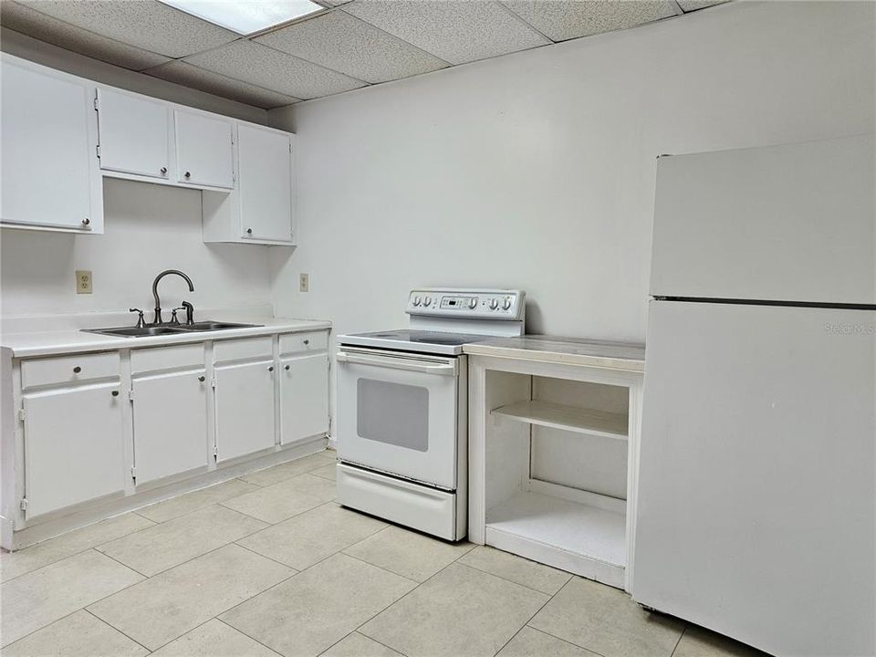 合同活跃: $1,470 (4 贝兹, 1 浴室, 1893 平方英尺)