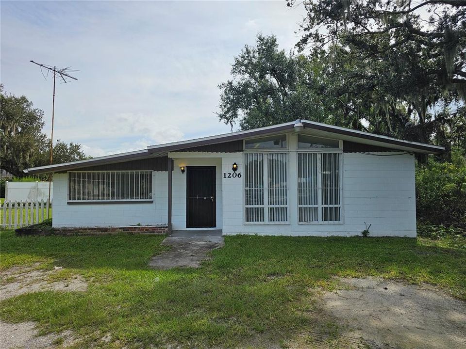 合同活跃: $1,470 (4 贝兹, 1 浴室, 1893 平方英尺)