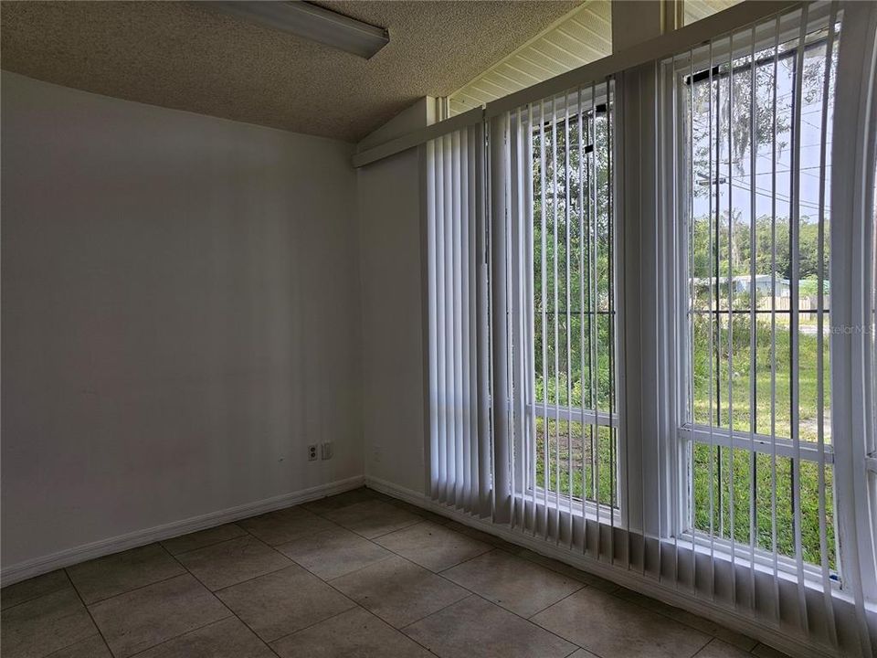 合同活跃: $1,470 (4 贝兹, 1 浴室, 1893 平方英尺)