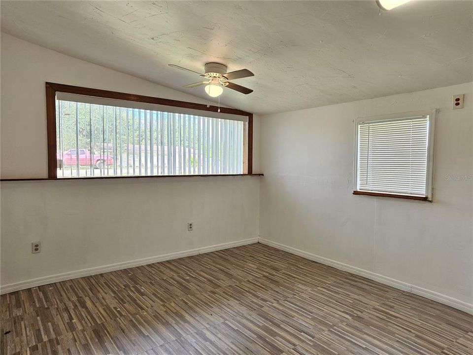 合同活跃: $1,470 (4 贝兹, 1 浴室, 1893 平方英尺)