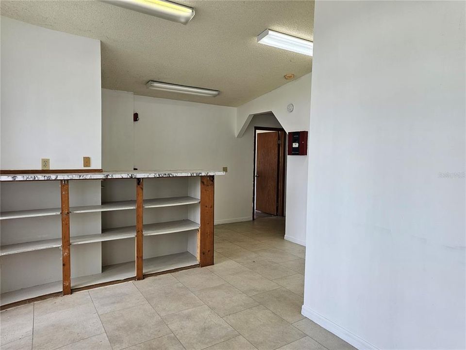 合同活跃: $1,470 (4 贝兹, 1 浴室, 1893 平方英尺)