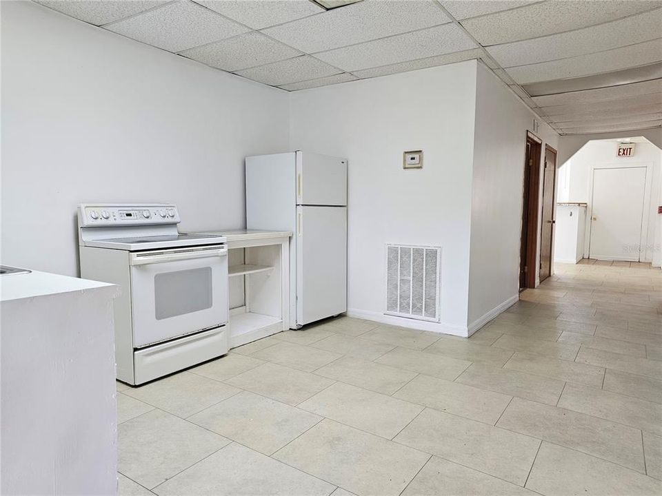 合同活跃: $1,470 (4 贝兹, 1 浴室, 1893 平方英尺)