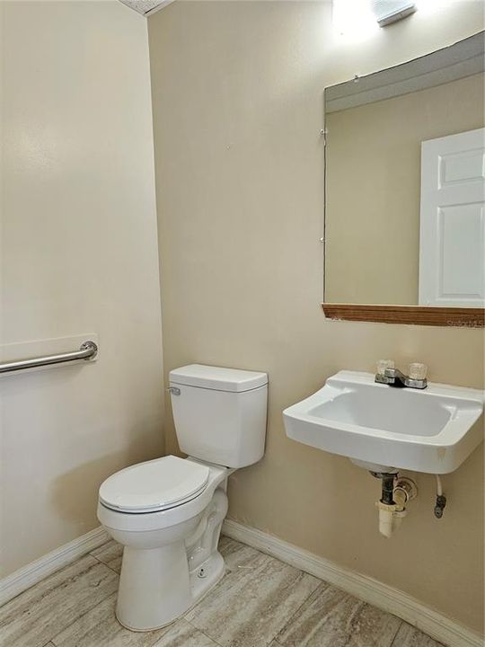 合同活跃: $1,470 (4 贝兹, 1 浴室, 1893 平方英尺)