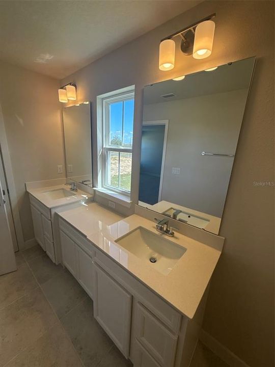 Под контрактом: $309,990 (3 спален, 2 ванн, 1674 Квадратных фут)