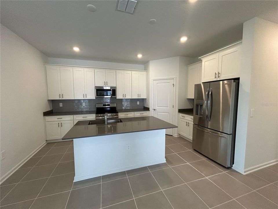 Под контрактом: $1,890 (3 спален, 2 ванн, 1562 Квадратных фут)