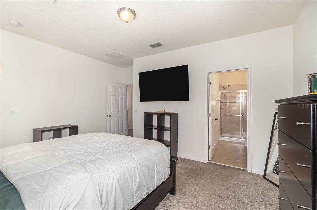 Active With Contract: $2,250 (2 beds, 2 baths, 1384 Square Feet)