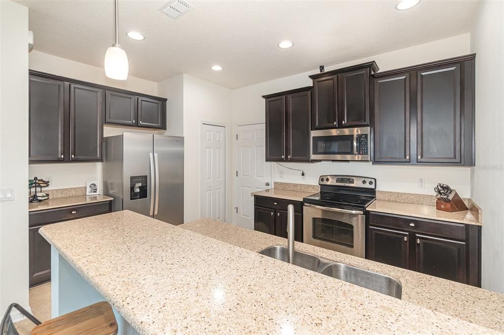 Active With Contract: $2,250 (2 beds, 2 baths, 1384 Square Feet)