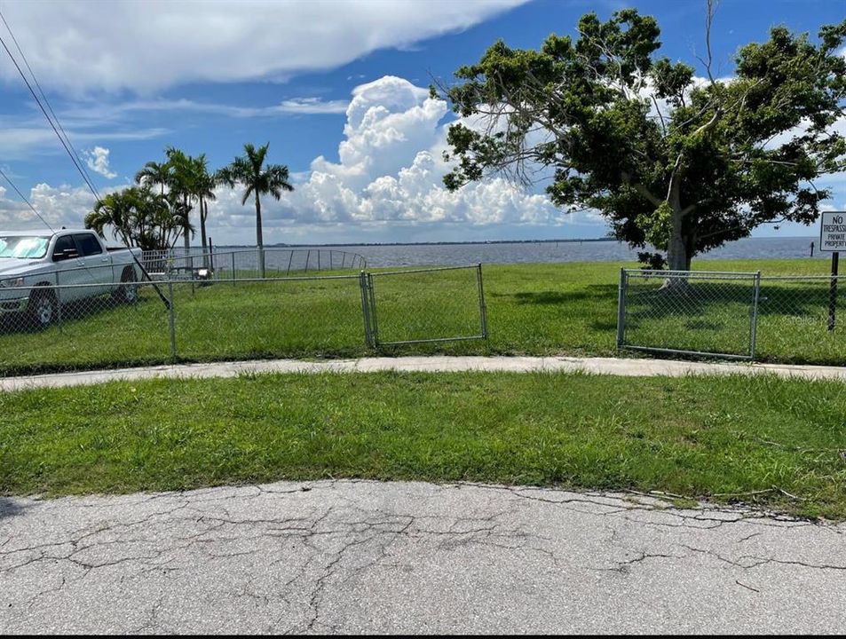 En Venta: $950,000 (0.77 acres)