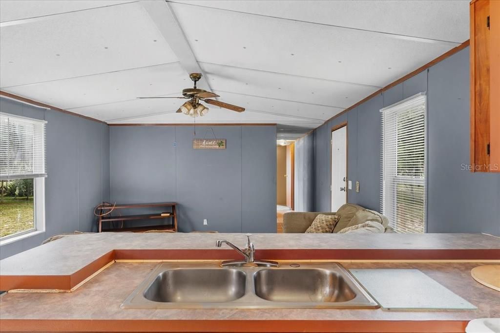 For Sale: $132,200 (3 beds, 2 baths, 924 Square Feet)