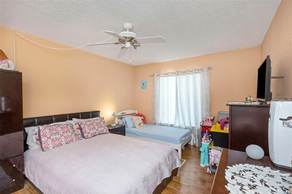 待售: $164,000 (2 贝兹, 2 浴室, 979 平方英尺)