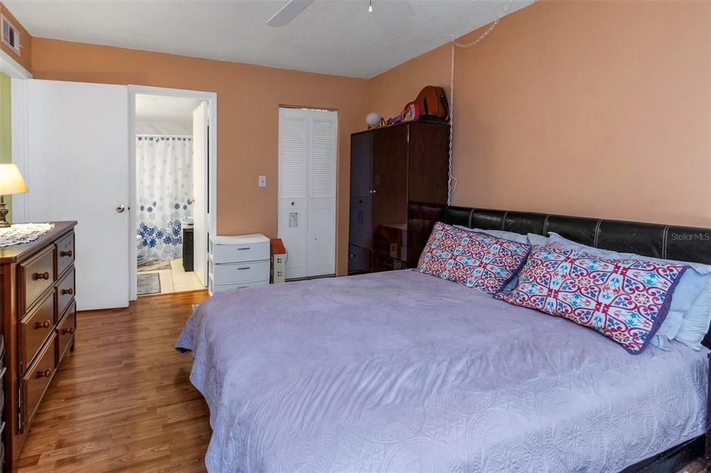 待售: $164,000 (2 贝兹, 2 浴室, 979 平方英尺)