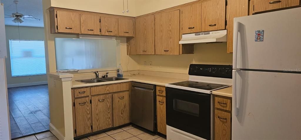 Active With Contract: $1,575 (2 beds, 2 baths, 864 Square Feet)