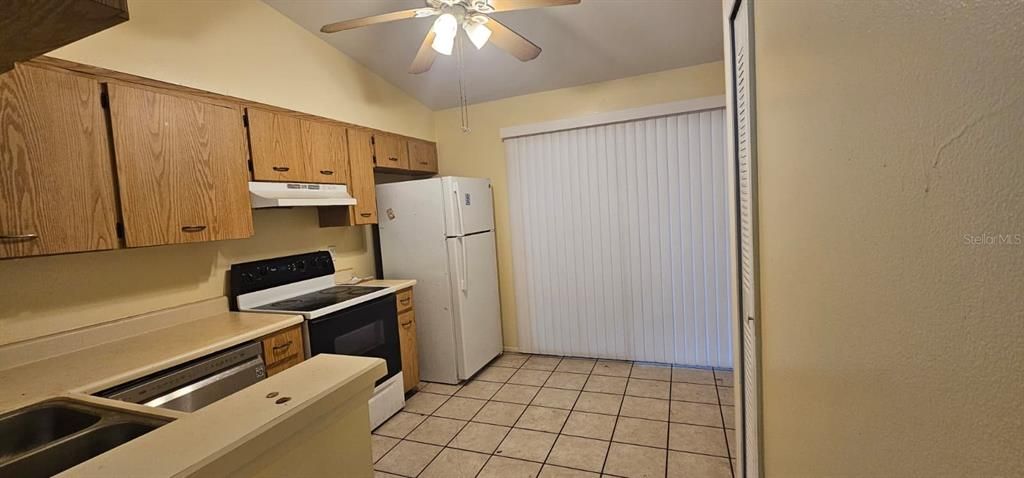 Active With Contract: $1,575 (2 beds, 2 baths, 864 Square Feet)