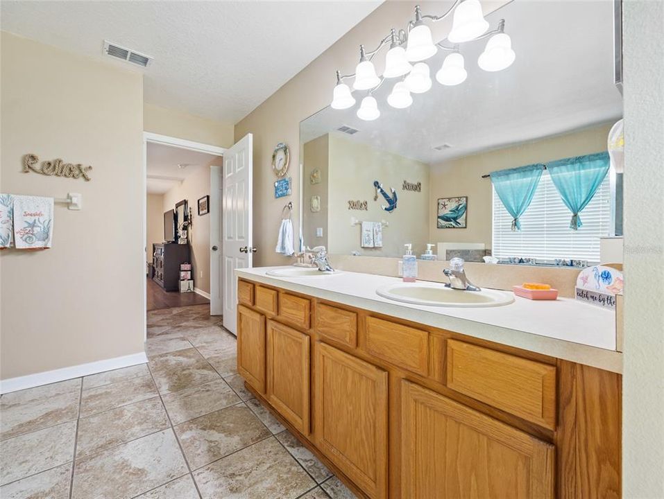 На продажу: $384,900 (4 спален, 2 ванн, 2234 Квадратных фут)