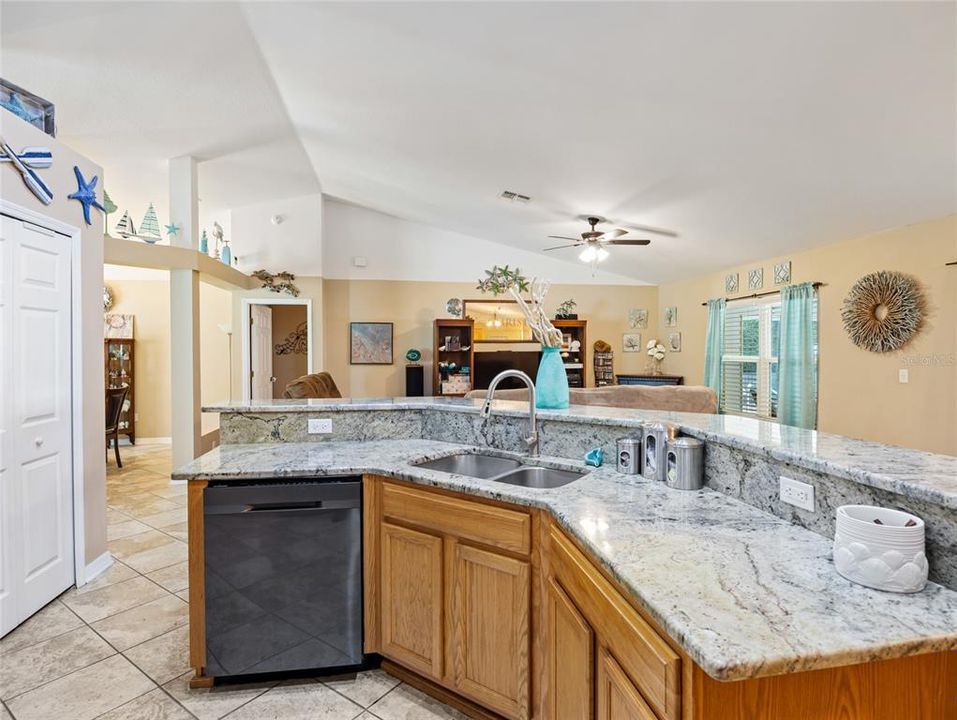 На продажу: $384,900 (4 спален, 2 ванн, 2234 Квадратных фут)