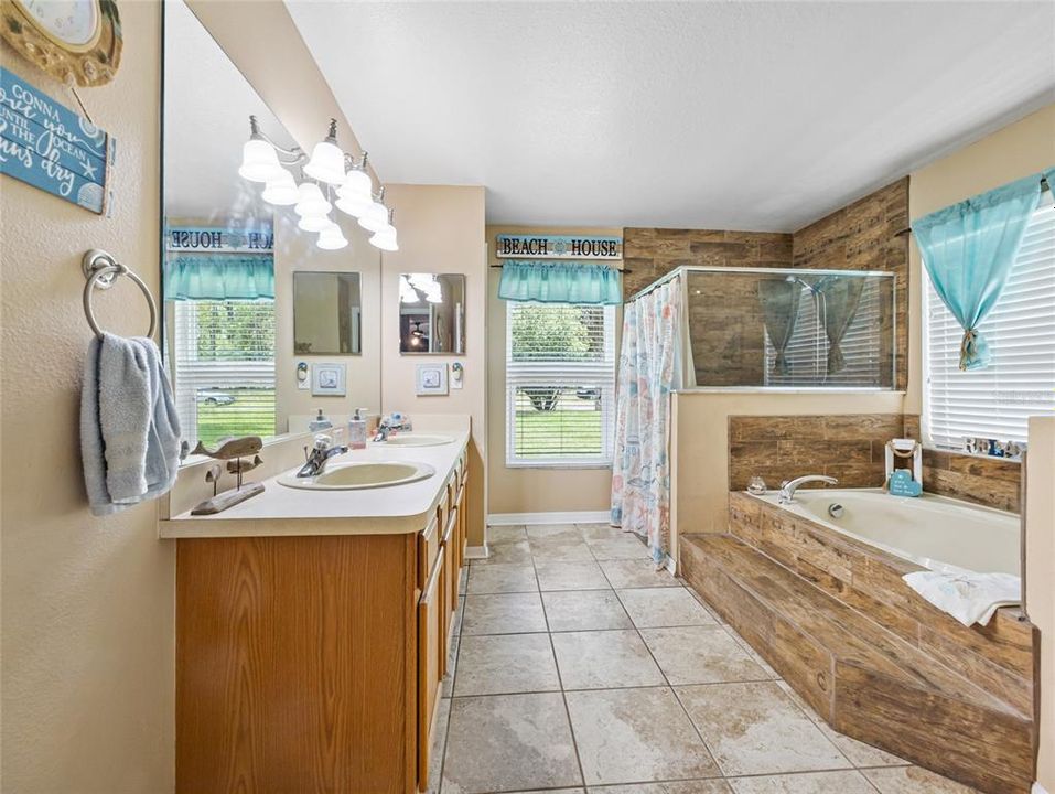 На продажу: $384,900 (4 спален, 2 ванн, 2234 Квадратных фут)