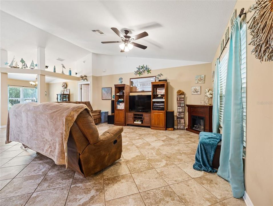 На продажу: $384,900 (4 спален, 2 ванн, 2234 Квадратных фут)