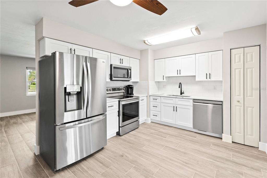 Activo con contrato: $239,900 (2 camas, 2 baños, 988 Pies cuadrados)