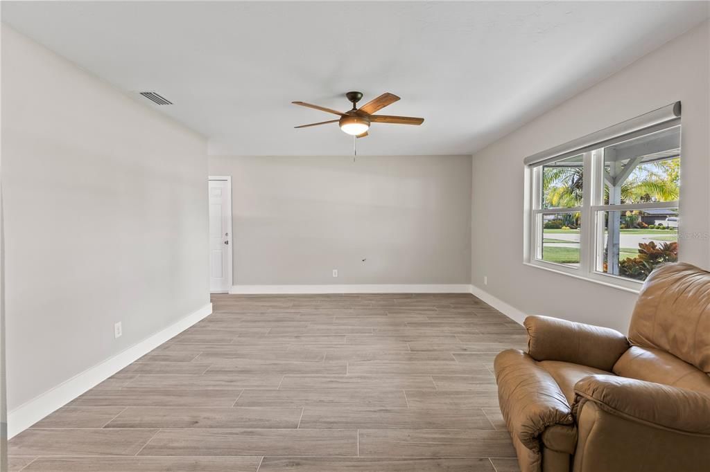 Activo con contrato: $239,900 (2 camas, 2 baños, 988 Pies cuadrados)