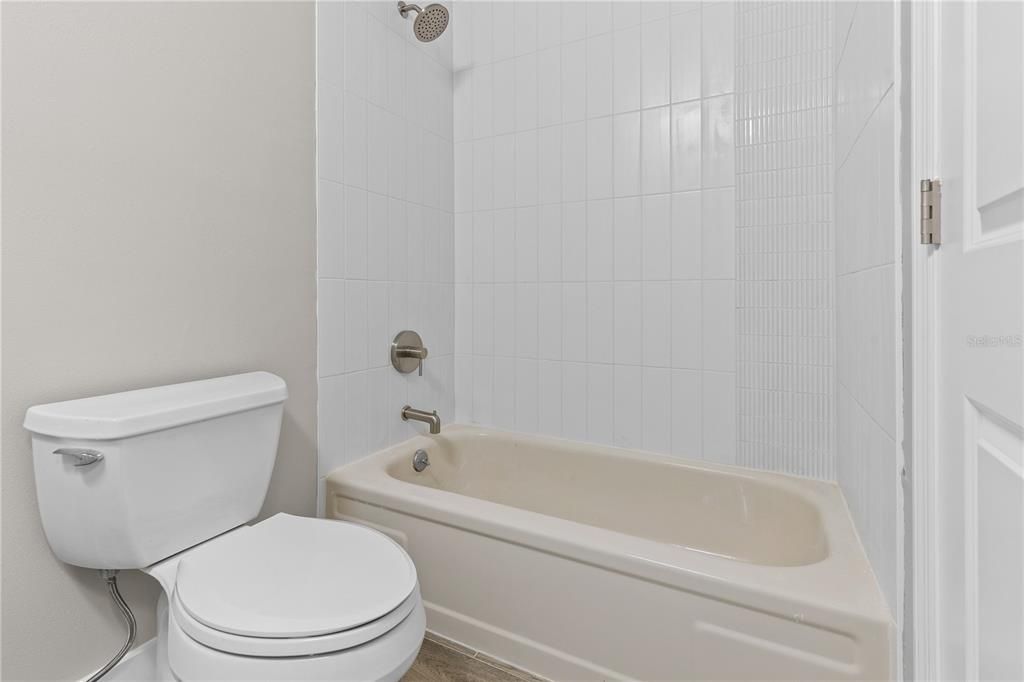 Activo con contrato: $239,900 (2 camas, 2 baños, 988 Pies cuadrados)