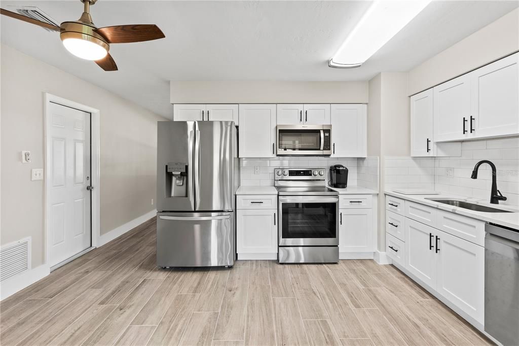 Activo con contrato: $239,900 (2 camas, 2 baños, 988 Pies cuadrados)