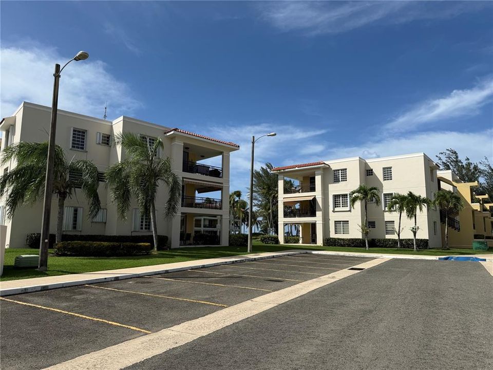 Под контрактом: $448,000 (2 спален, 2 ванн, 1019 Квадратных фут)