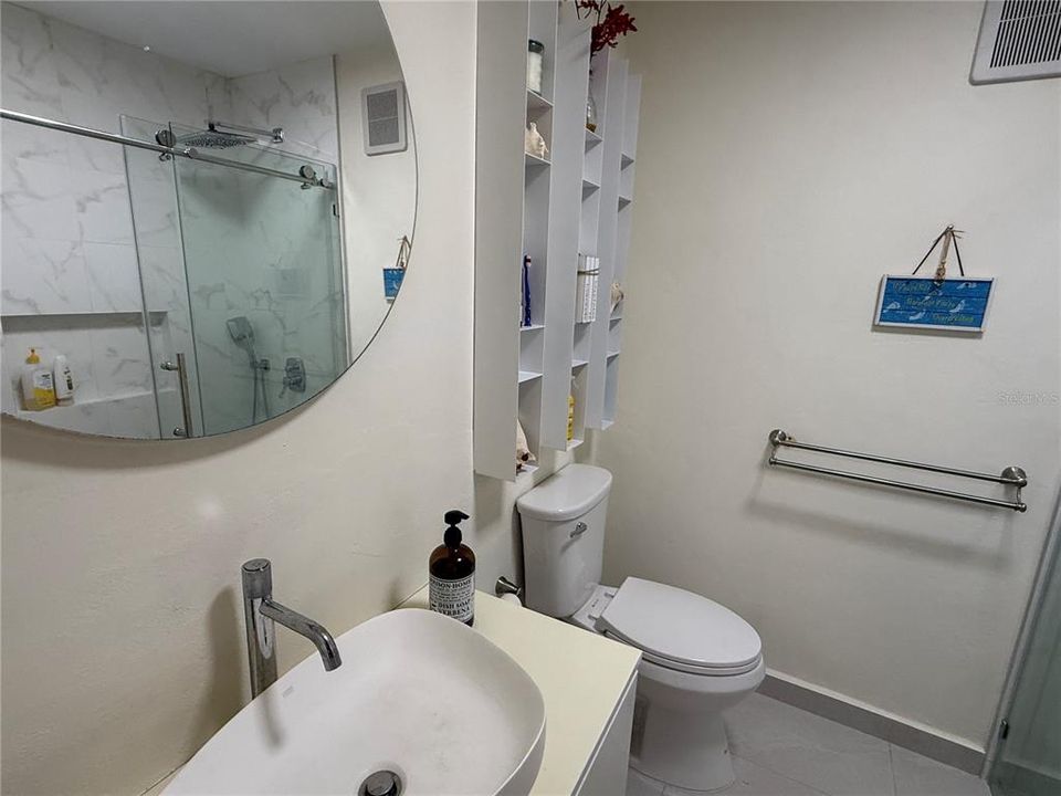 Под контрактом: $448,000 (2 спален, 2 ванн, 1019 Квадратных фут)