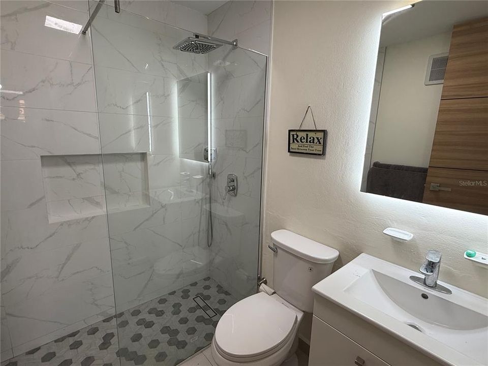 Под контрактом: $448,000 (2 спален, 2 ванн, 1019 Квадратных фут)