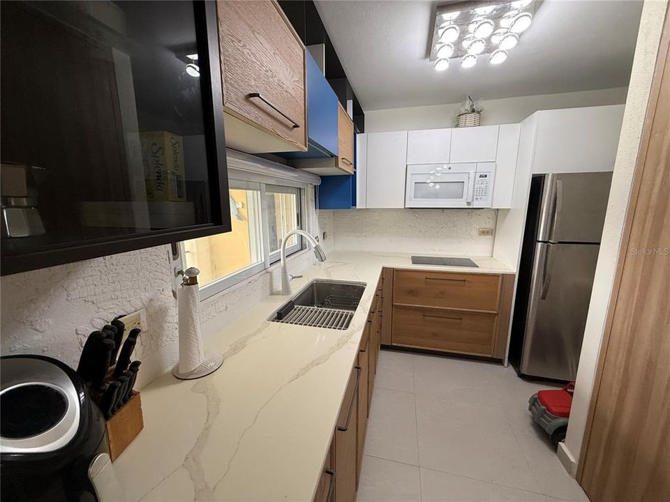 Под контрактом: $448,000 (2 спален, 2 ванн, 1019 Квадратных фут)