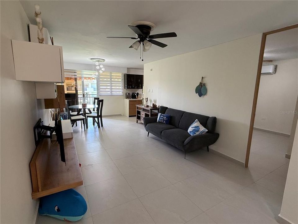 Под контрактом: $448,000 (2 спален, 2 ванн, 1019 Квадратных фут)