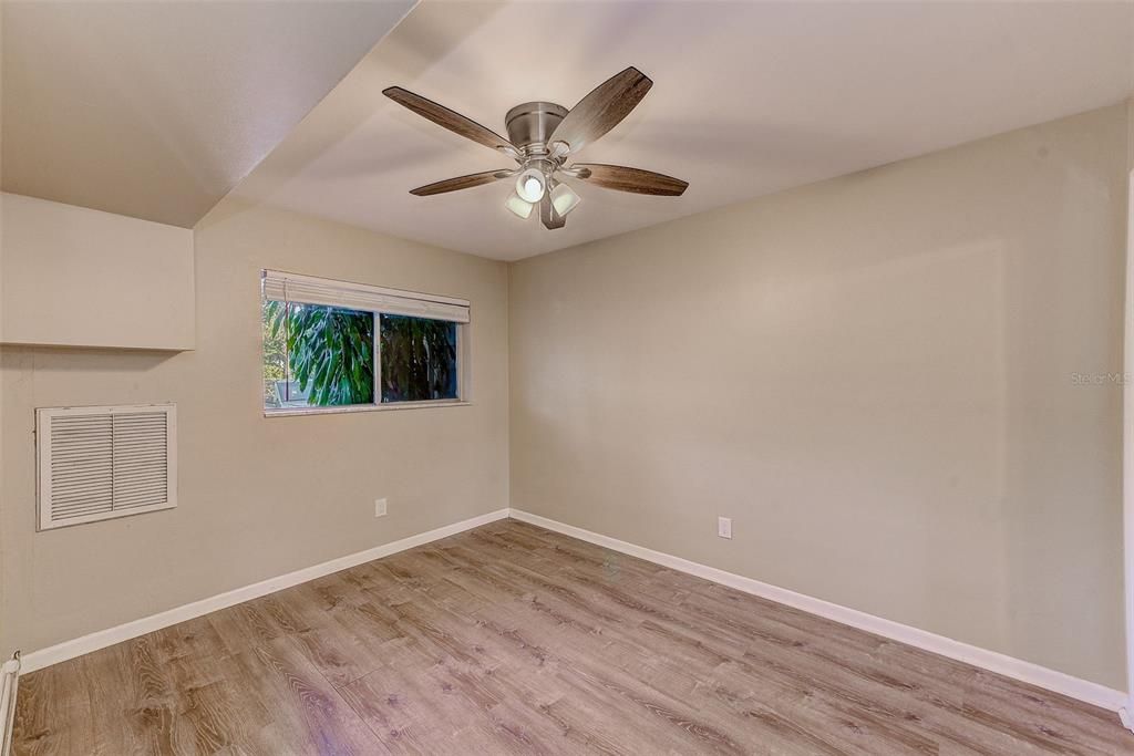 Active With Contract: $1,295 (2 beds, 1 baths, 900 Square Feet)
