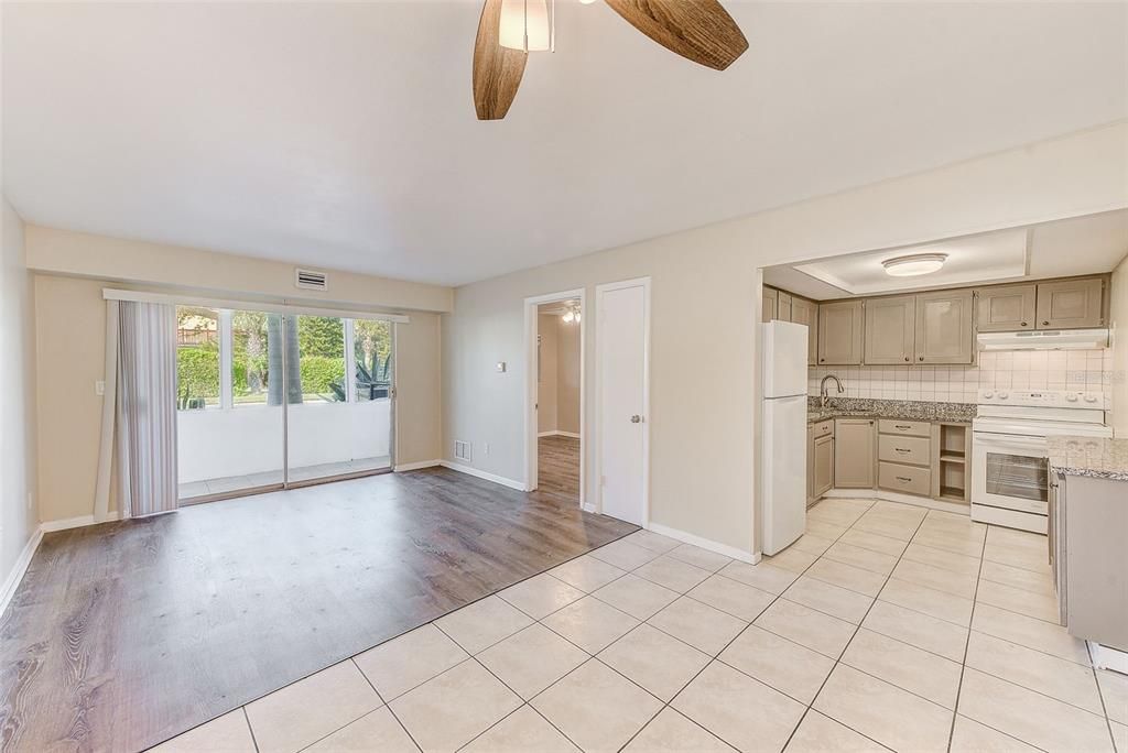 Active With Contract: $1,295 (2 beds, 1 baths, 900 Square Feet)