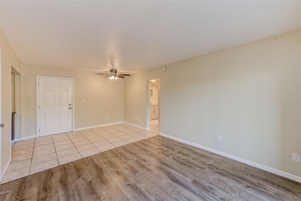 Active With Contract: $1,295 (2 beds, 1 baths, 900 Square Feet)