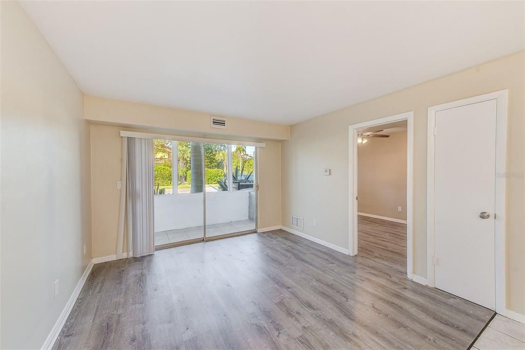 Active With Contract: $1,295 (2 beds, 1 baths, 900 Square Feet)