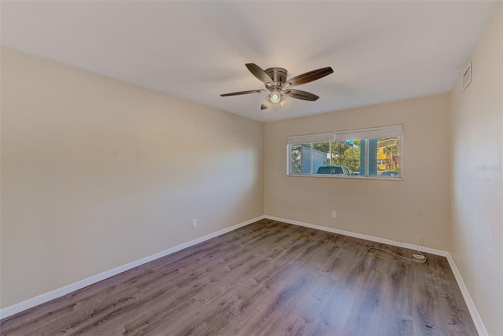Active With Contract: $1,295 (2 beds, 1 baths, 900 Square Feet)