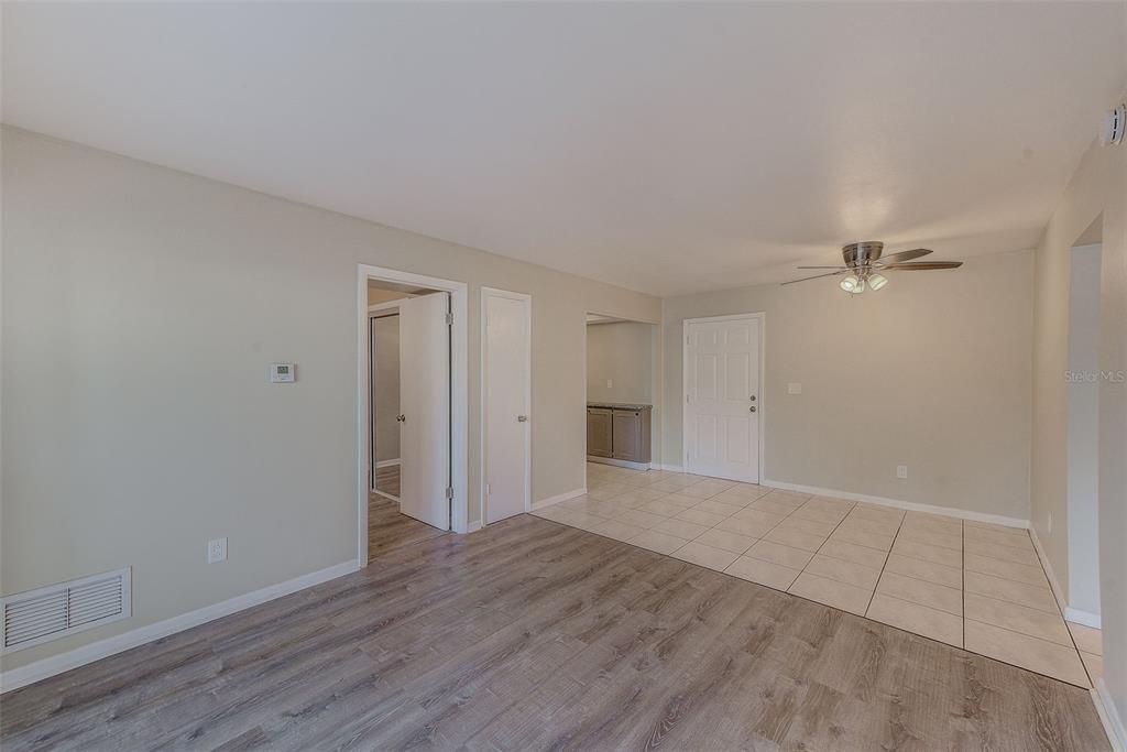 Active With Contract: $1,295 (2 beds, 1 baths, 900 Square Feet)
