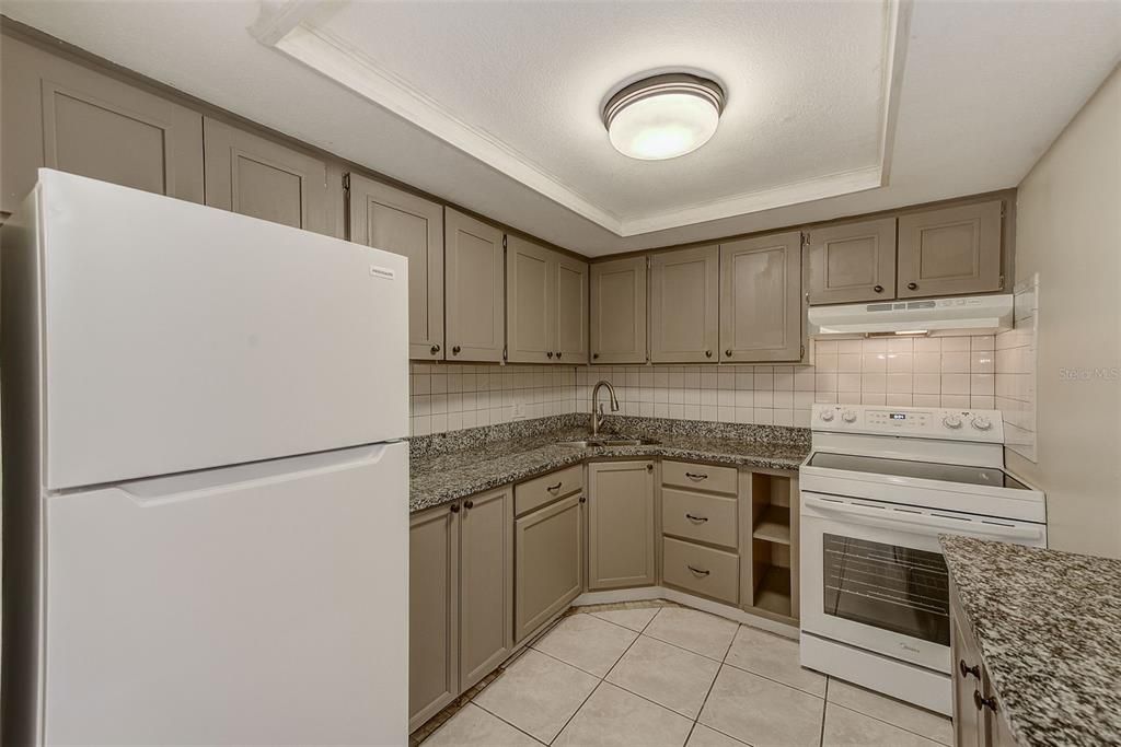 Active With Contract: $1,295 (2 beds, 1 baths, 900 Square Feet)
