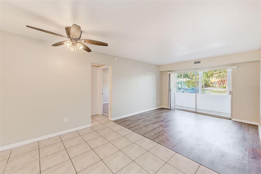 Active With Contract: $1,295 (2 beds, 1 baths, 900 Square Feet)