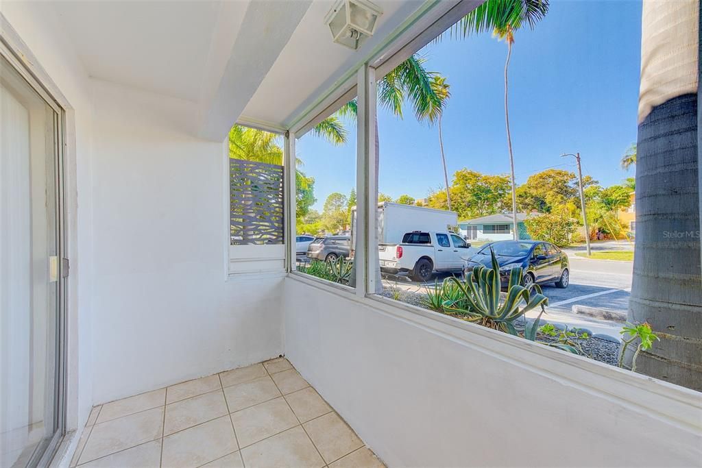 Active With Contract: $1,295 (2 beds, 1 baths, 900 Square Feet)