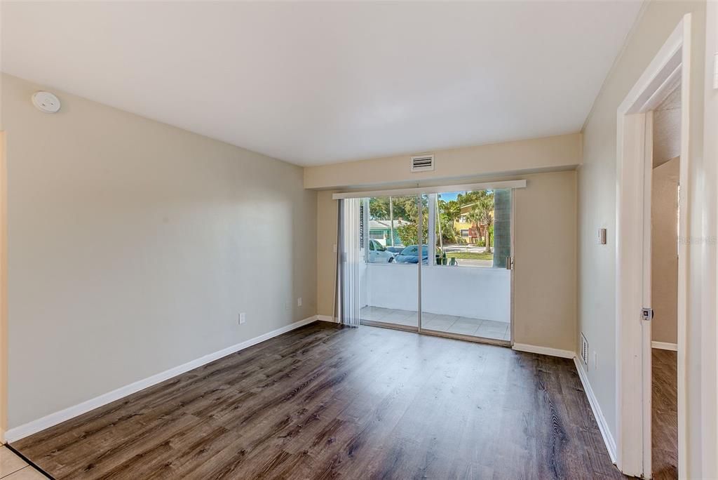 Active With Contract: $1,295 (2 beds, 1 baths, 900 Square Feet)